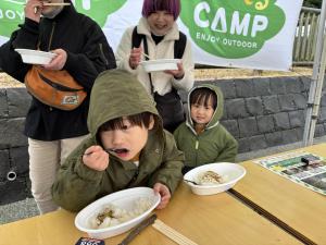 ご飯炊き食べる子供.JPG